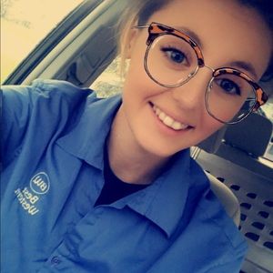 Meet your Posher, Kayla